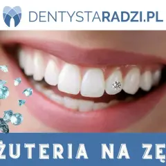 Uśmiech z błyszczącym kolczykiem na zębie. Biżuteria na zęby dodaje blasku.