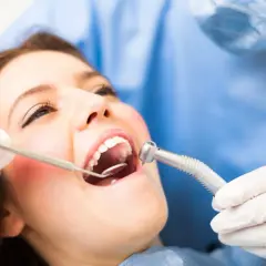 Ropa na dziąśle: Jak szybko pomóc i kiedy iść do dentysty?
