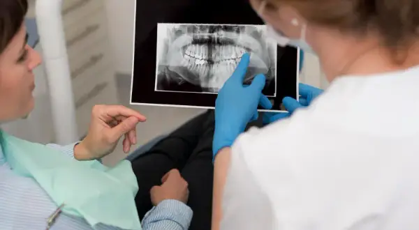 Dentysta po porodzie: Kiedy iść? Bezpieczne leczenie karmiąc piersią