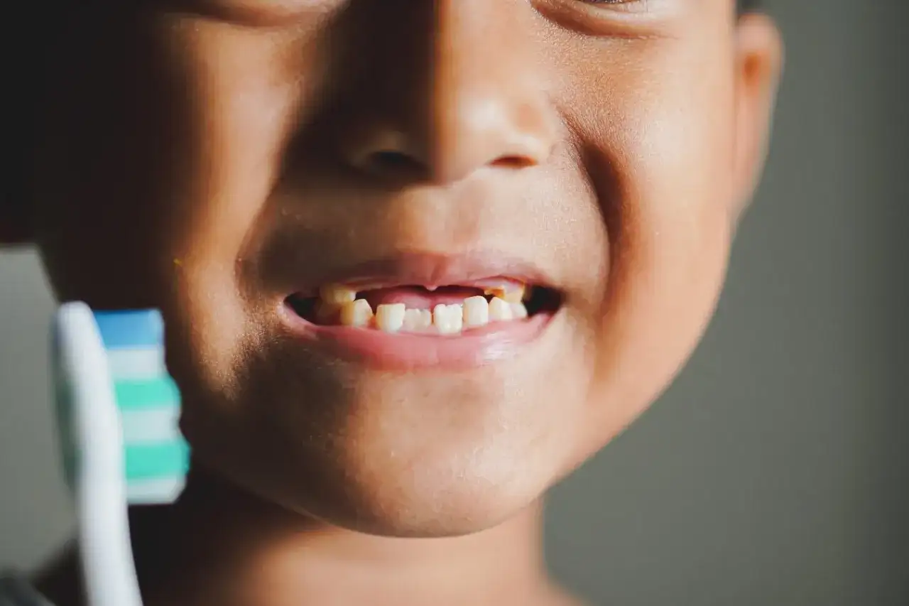 Szary ząb u dziecka - Co oznacza i kiedy do dentysty?