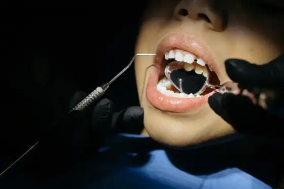 Ząb mleczny - jak wygląda, kiedy do dentysty i jak dbać?